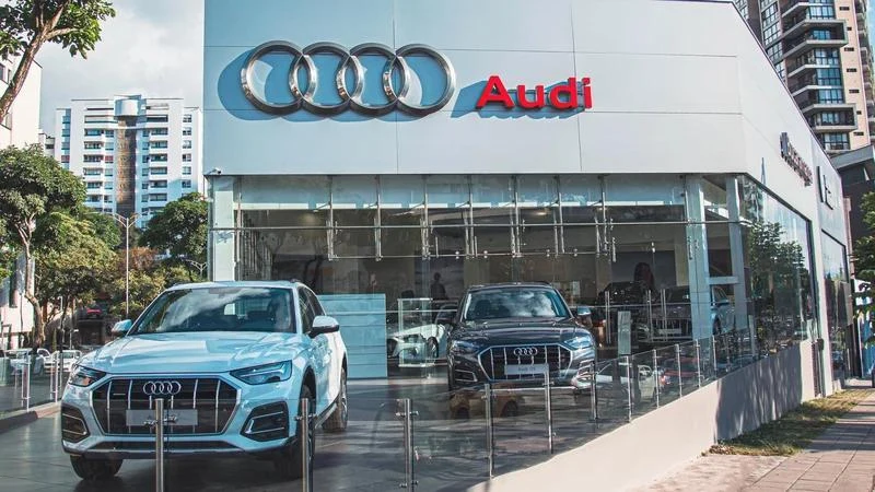 Fachada construida del concesionario Audi Center en Bucaramanga, con vitrinas y vehículos en exhibición