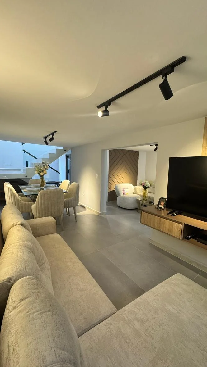 Sala de Casa Lagos en Floridablanca, con mobiliario, iluminación y acabados de la remodelación residencial