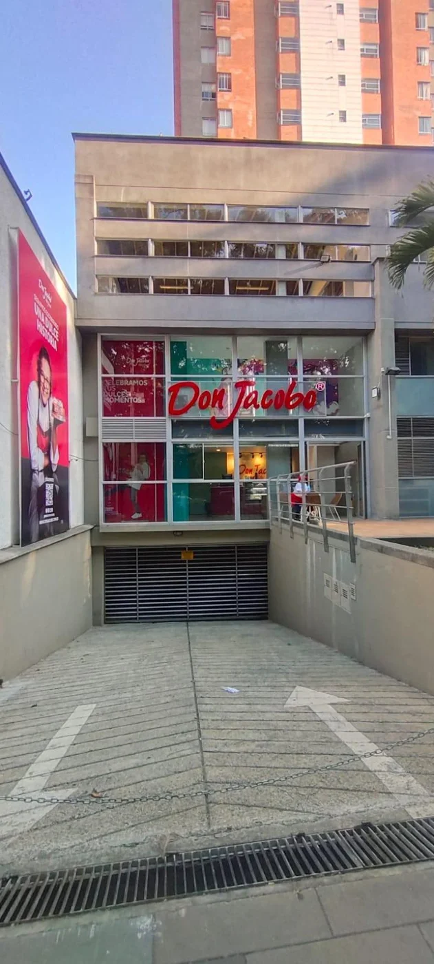Fachada de la pastelería Don Jacobo en Laureles, Medellín, con vitrinas y acceso al local