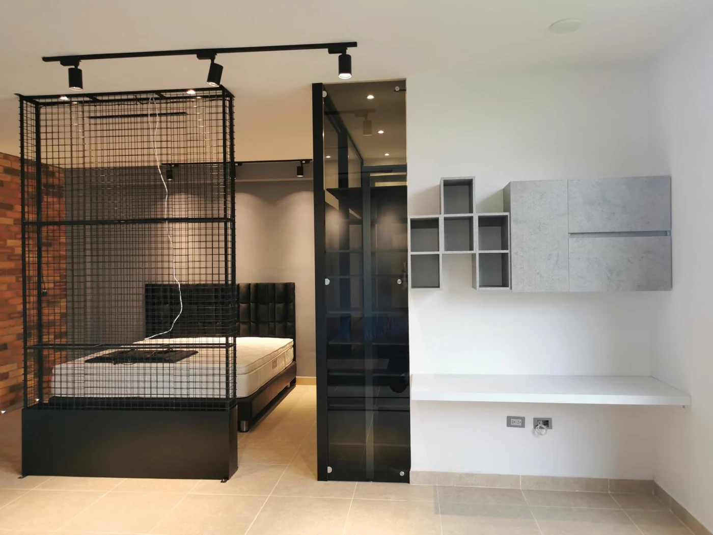 Habitación remodelada del Hotel Ventura en Bucaramanga con cama, mobiliario y división interior